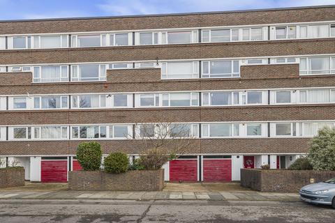 2 bed property, in Fair Acres, £240,000