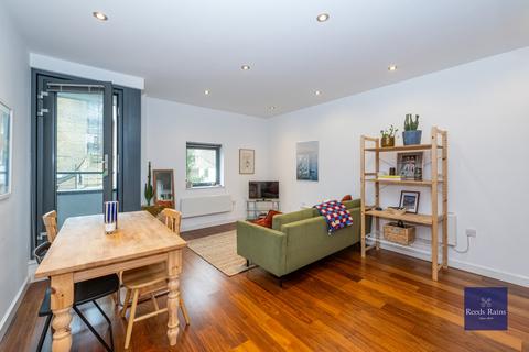 2 bed property, in Cosser Street, £600,000