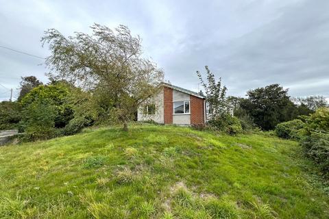 3 bed property, in Off Holyhead Road / A5, £225,000