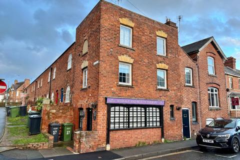 1 bed property, in Swan Lane, £160,000