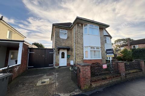 3 bed property, in Mayors Walk, £325,000