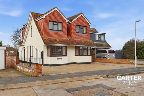 4 bed property, in Highlands Crescent, £500,000