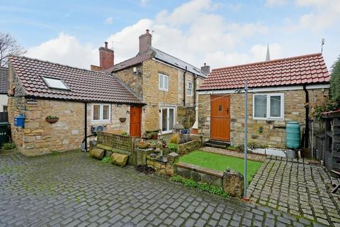 1 bed property, in High Street, £275,000