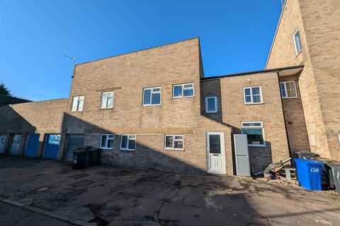 5 bed property, in Blenheim Walk, £195,000