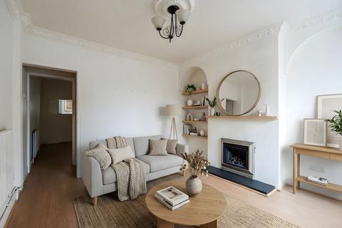 3 bed property, in Livingstone Street, £180,000
