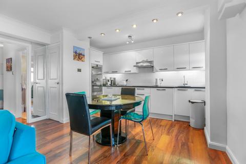 2 bed property, in Marine Parade, £275,000