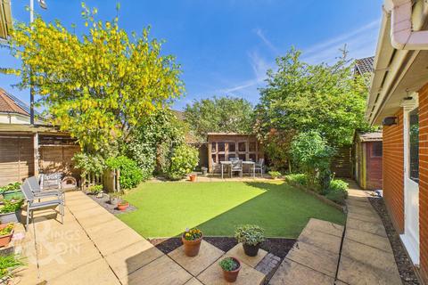 4 bed property, in Mallow Way, £375,000