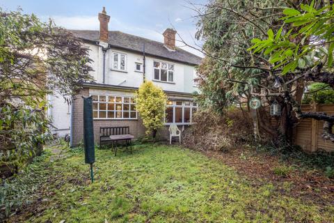 4 bed property, in Quarry Park Road, £775,000