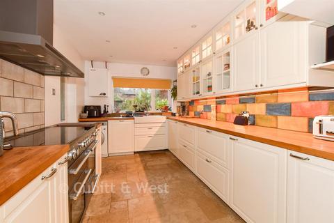 2 bed property, in Horsham Road, £600,000