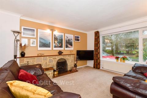2 bed property, in Horsham Road, £600,000