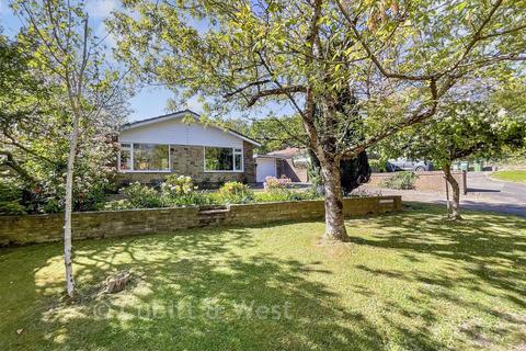 2 bed property, in Horsham Road, £600,000