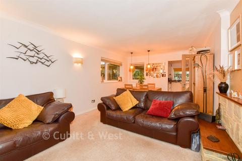 2 bed property, in Horsham Road, £600,000