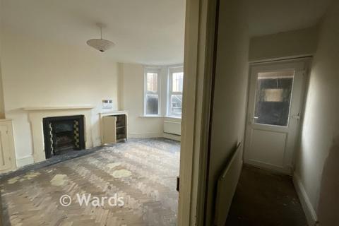 2 bed property, in Victoria Road, £220,000