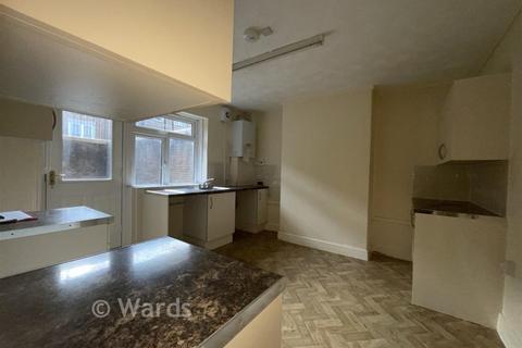 2 bed property, in Victoria Road, £220,000