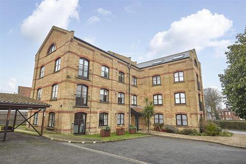 2 bed property, in North Green, £325,000