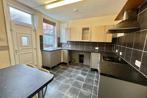 2 bed property, in Lawrence Road, £130,000