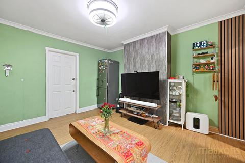 4 bed property, in Rialto Road, £400,000