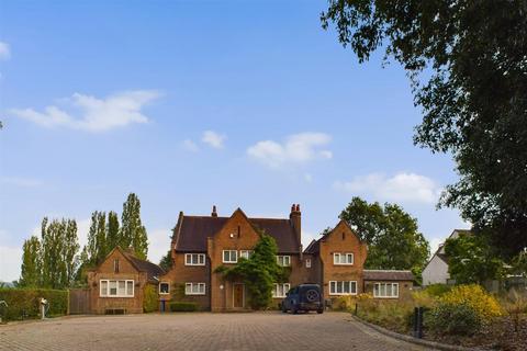6 bed property, in Four Gables, £1,100,000