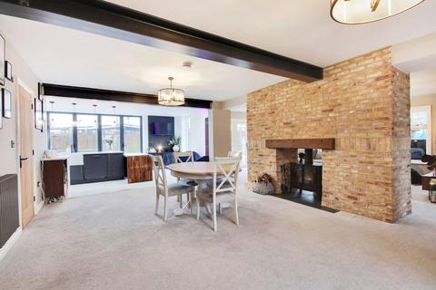 4 bed property, in Grenville Close, £675,000