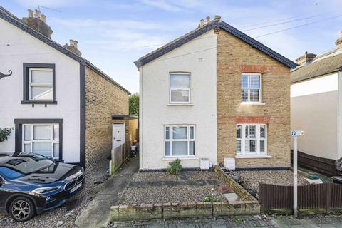 2 bed property, in Newbury Road, £475,000