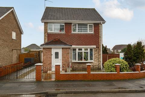 2 bed property, in Bedwyn Close, £300,000