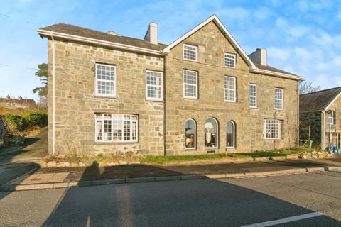 9 bed property, in Garndolbenmaen, £450,000