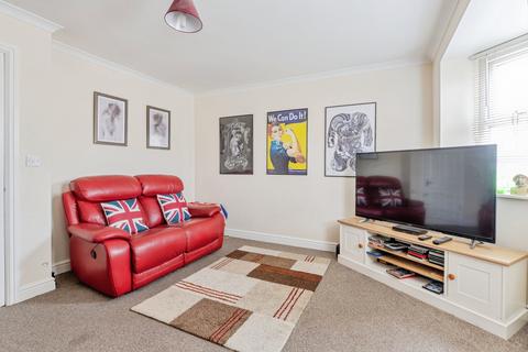 2 bed property, in Bath Road, £160,000