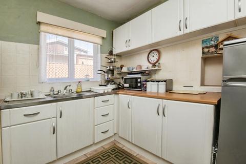 2 bed property, in central avenue, £235,000