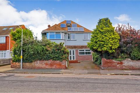 6 bed property, in Goodwin Road, £800,000