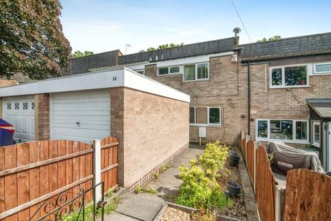 2 bed property, in Near Lands Close, £190,000