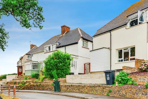 2 bed property, in Hill Rise, £300,000