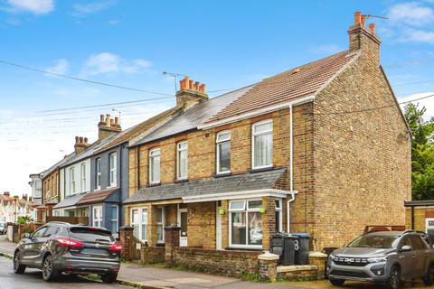 3 bed property, in Victoria Avenue, £260,000