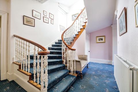 5 bed property, in High Street, £270,000