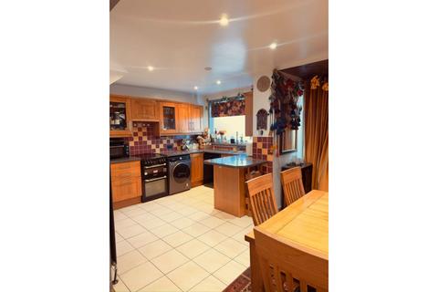 3 bed property, in Cornhill Terrace, £145,000