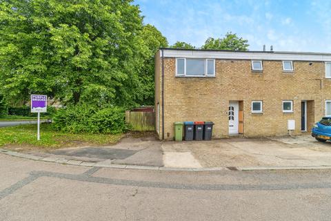 3 bed property, in Essenden Court, £255,000