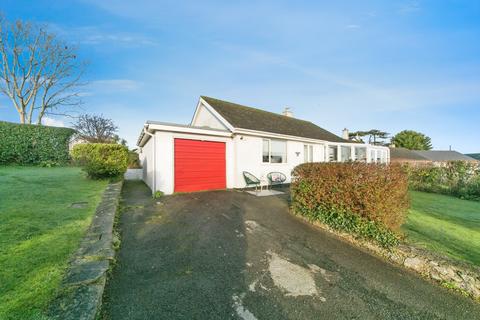 2 bed property, in Breeze Hill, £300,000