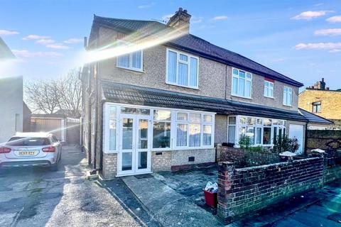 3 bed property, in Heathdale Avenue, £619,950
