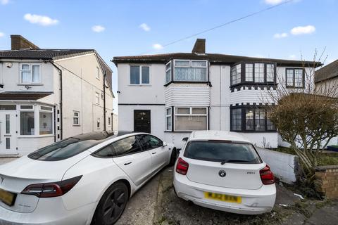 3 bed property, in Roundaway Road, £550,000