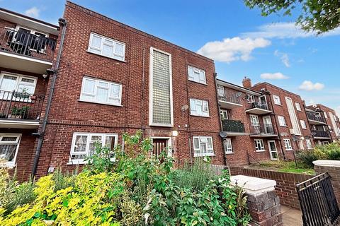 2 bed property, in Harcourt Avenue, £325,000
