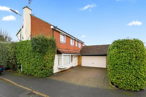 4 bed property, in The Paddock, £600,000