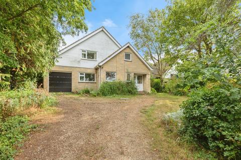 4 bed property, in Seend Cleeve, £575,000