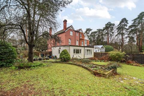 5 bed property, in Oatlands Avenue, £1,250,000