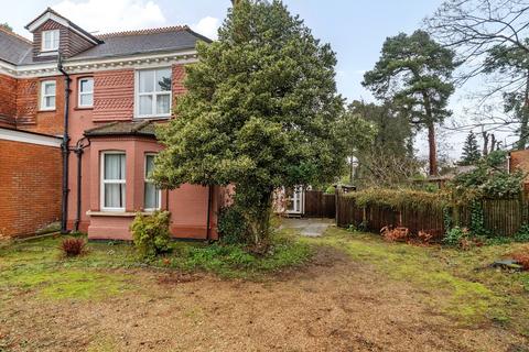 5 bed property, in Oatlands Avenue, £1,250,000