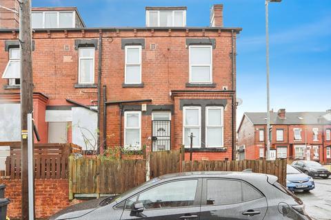 2 bed property, in Compton Crescent, £130,000
