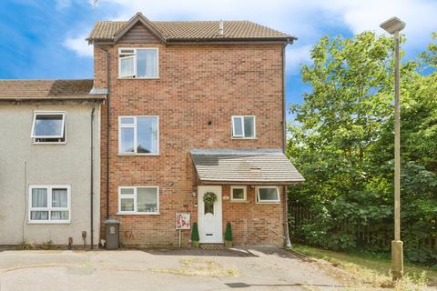 4 bed property, in Pitchens Close, £310,000