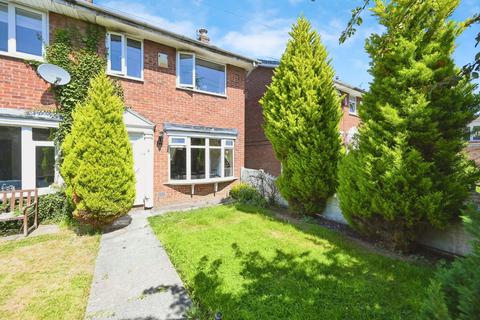 3 bed property, in Peterhouse Walk, £160,000