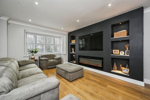 4 bed property, in Holcroft Drive, £320,000