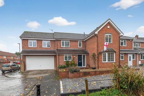 4 bed property, in Portmeirion Close, £480,000