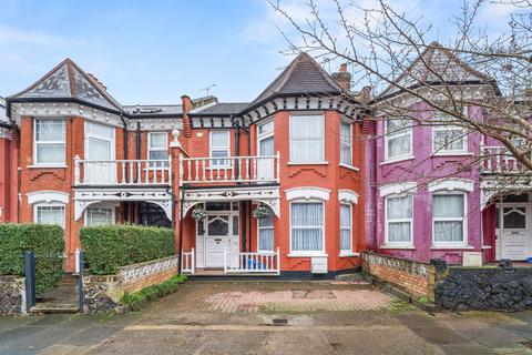 3 bed property, in Ellesmere Road, £899,950