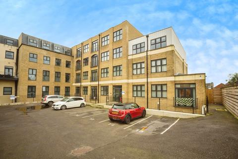 2 bed property, in Queensbridge Drive, £230,000